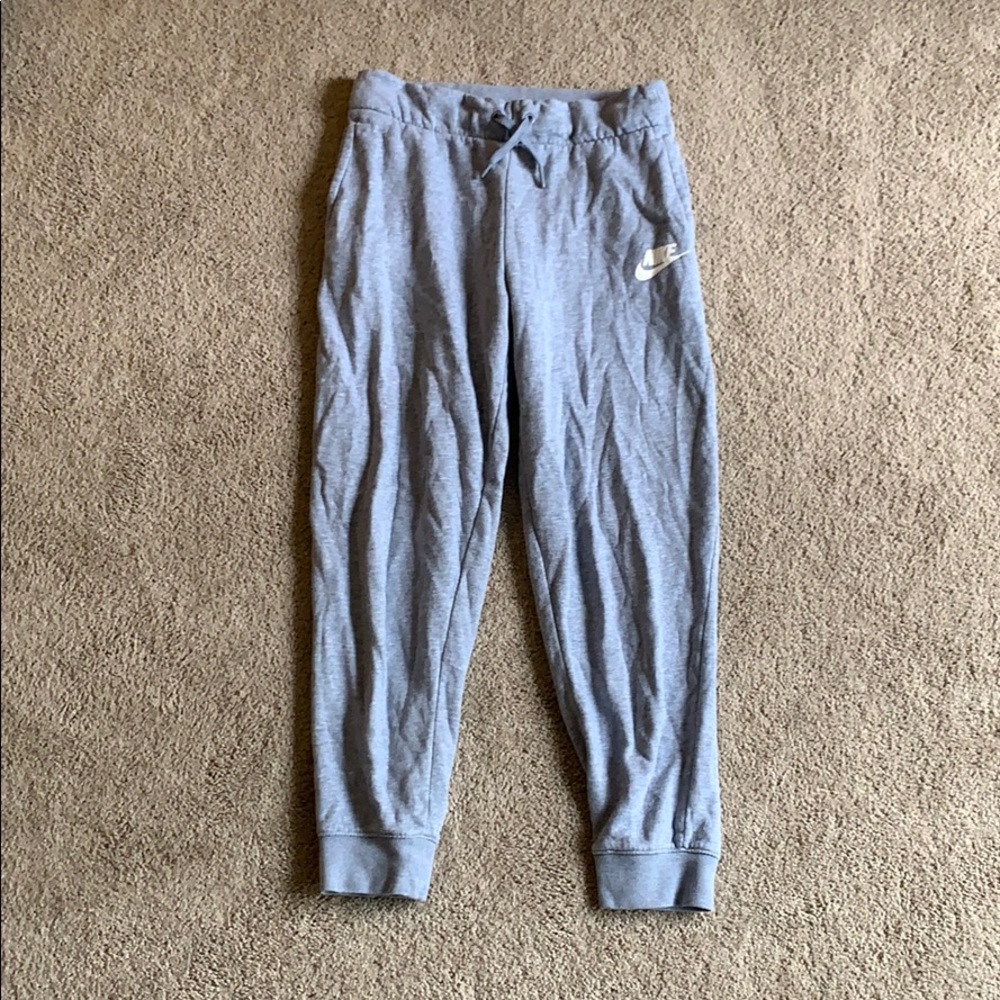 Gray Nike sweatpants with pockets.